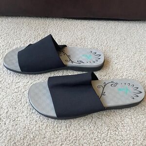 NWOT Yuu Casie Black Slide On Sandals. size 11W